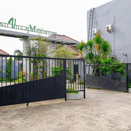 โอโย 2284 แกรนด์ วิลลา เมนินติง Hotel Montongbuwoh ภายนอก รูปภาพ